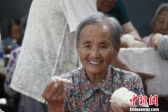 澳门皇冠赌场：河北邢台万名老人享受“粽子宴” 感受家庭式温暖